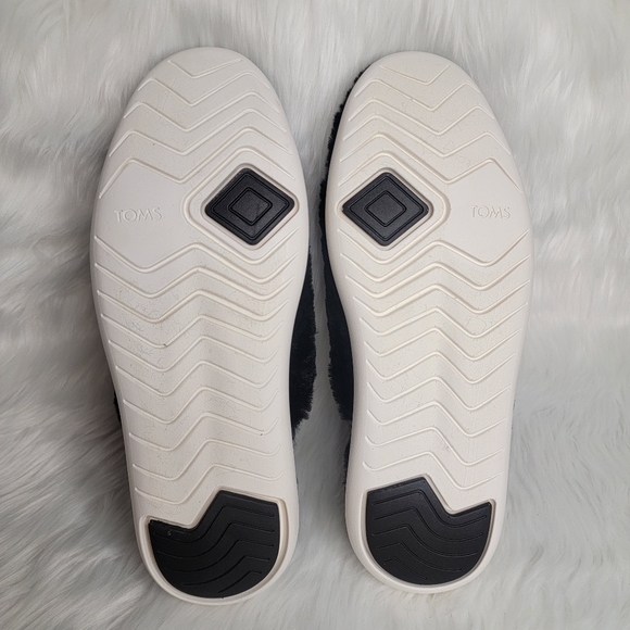 TOMS alpargata mule black faux fur slippers. - Picture 11 of 11